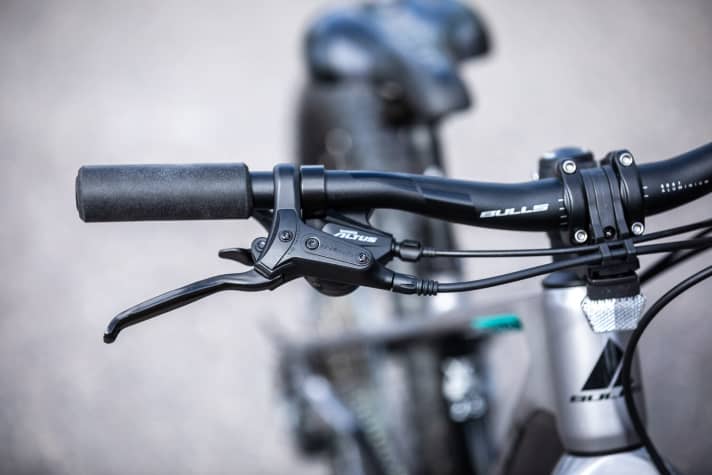 You shift through the gears on an Altus gear lever and brake with a long Tekro brake lever, which at first glance seems unfriendly to children's hands.