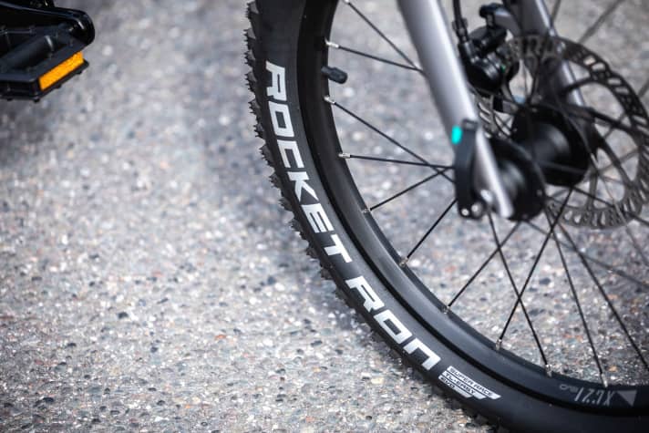 Grip on gravel and off-road is guaranteed by Schwalbe's Rocket Ron.