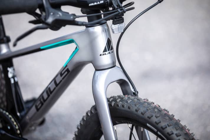 Dank Carbongabel bringt das Kinder-Mountainbike nur 8,4 Kilo auf die Waage.