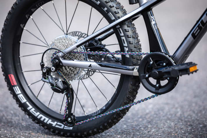 The nine gears are shifted by the Shimano Altus groupset.