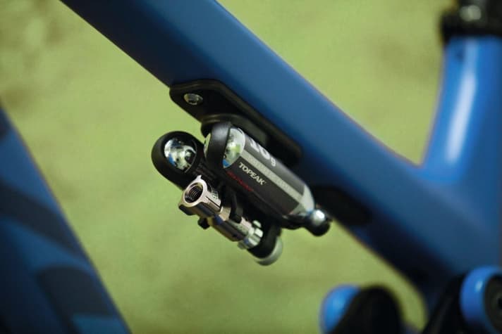   Pivot Switchblade Pro XT/XTR: An der Flaschenhalteraufnahme unterm Oberrohr lassen sich auch Werkzeug oder CO²-Kartusche (Phoenix-Dock-Tool-System) anbringen.