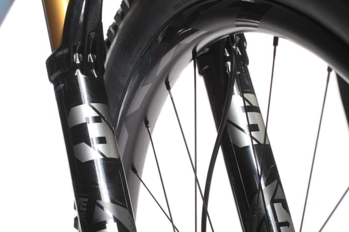   In four of the six Trance X models, a Fox 36 fork filters the impacts. Here is the Factory version with Live Valve and Fit4 cartridge.