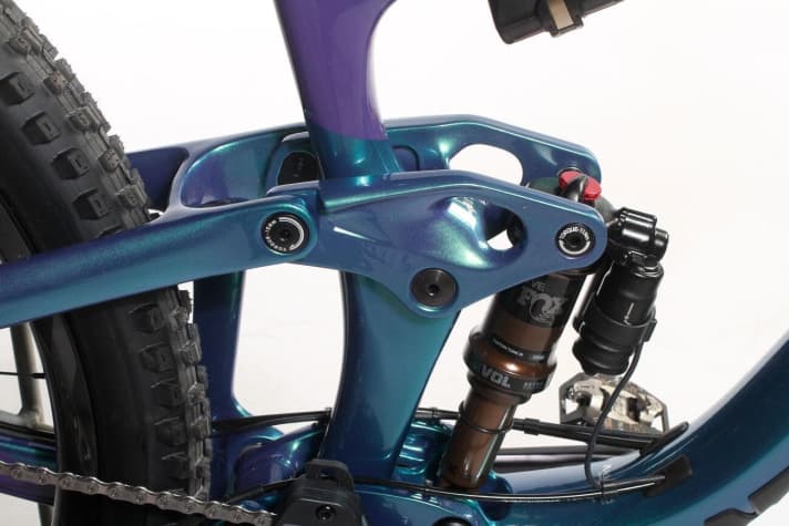   The tried-and-tested Maestro rear triangle has two centimetres more travel than the classic Trance 29. In addition, the rear triangle should be more drive-neutral and new, double-sealed bearings are used.