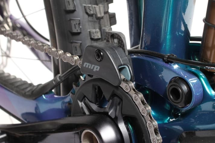   Die Kette wird durch eine Führung auf dem Kettenblatt gehalten, der Bashguard schützt das Kettenblatt bei Aufsetzern. Die MRP-Führung aus Carbon kommt nur beim Topmodell Trance X Advanced Pro 0 zum Einsatz.