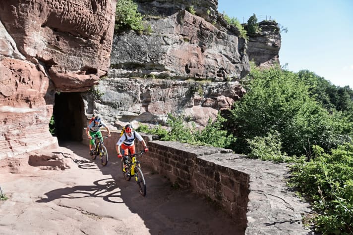   Littered with castles and castle ruins, interspersed with bright red coloured sandstone cliffs: The Palatinate offers e-mountain bikers spectacular landscapes.
