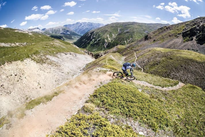  Anspruchsvoll: Die alten Schmuggler-Trails Richtung Chaschauna-Pass haben es in sich. Im Hintergrund der Livigno-See.