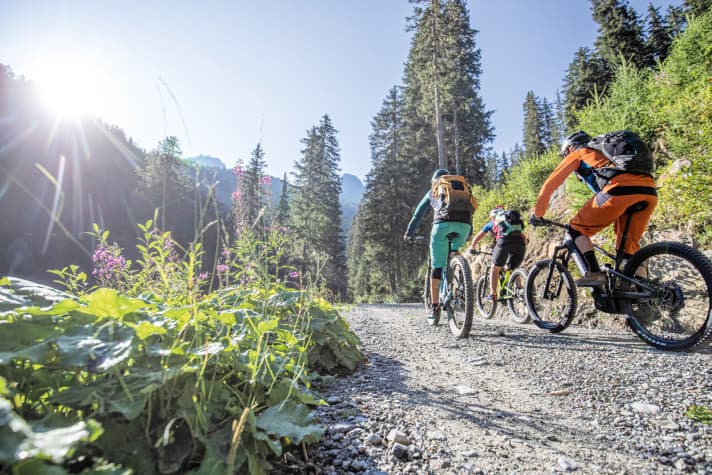   Der einsame Forstweg ins Larein macht den Auftakt zu Tour 2, dem Paznauner Hütten-Loop.