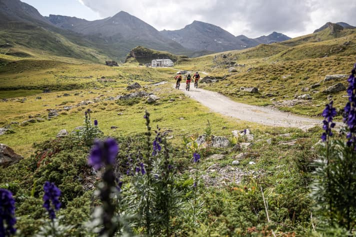   Schon von Weitem nicht zu übersehen: die Heidelberger Hütte im Fimbatal. Die Auffahrt über sanfte Schotterpisten ist mit dem E-MTB reinster Genuss. Ebenso wie die Tiroler Spezialitäten auf der Hütte.