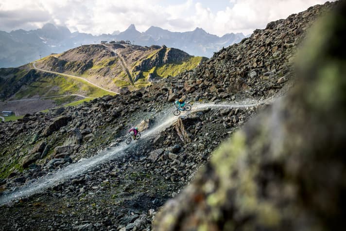   Der Trail vom Äußeren Viderjoch (Tour 2) ist extra für Biker gebaut. Im oberen Teil verlangt er feinfühliges Bremsen, denn die Reifen rutschen im Geröll leicht weg.