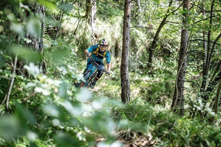   Five tricky hairpin bends at the start, then it's on. Flo Konietzko loosens the reins on his Rocky.