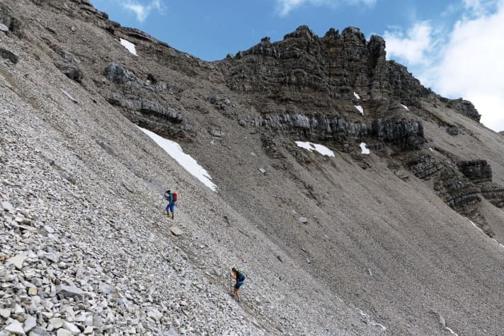   Two steps forwards, one step back: the large cirque below the Soiernspitze requires good footwear, poles are highly recommended.