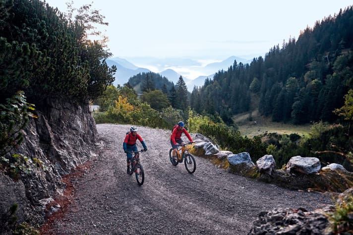   The key to happiness: start pedalling at dawn to be just before the summit at sunrise. This guarantees solitude and magical moments.