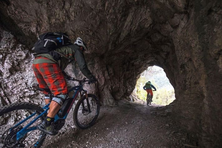   Einmal oben hätte man Zugang zu vielen Lago-Klassikern wie Tremalzo, Val Pura oder Val Piana. Wir steuern durch die Felstunnel den Dalco-Trail an.