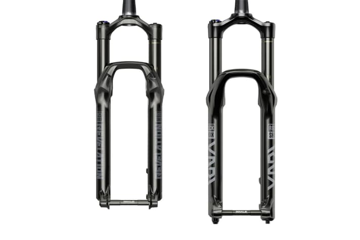   2021er-Generation komplett in Schwarz: Rockshox Revelation (links) neben der Yari.