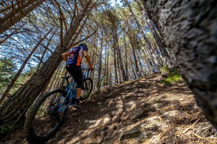   Without a motor, this wall would be almost impossible to conquer on a mountain bike. If you want to know what Toni Bou demonstrates on the E-MTB after this scene, all you have to do is watch the <a href="mtb_news/szene_news/game-of-bike-toni-bou-vs-antoine-buffart/a43497.html" rel="noopener noreferrer">video</a>.
