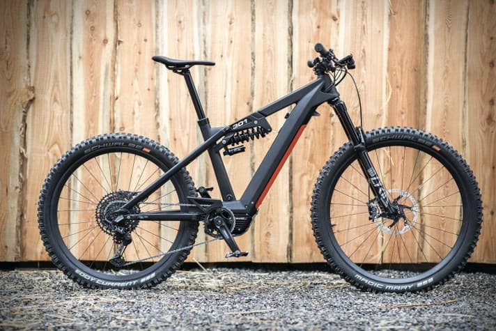   Now it's out! The German forge Liteville presents its first e-mountainbike. The 301 CE is not only the first Liteville with a motor, but also the brand's first carbon bike. Shimano E8000, 610 Wh battery, 29/27.5" wheel mix. From 7980 euros.