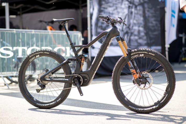   The Storck e:drenic GTS uses the same frame as the GTQ and also has 180 millimetres of travel. However, the drive is from Shimano. The top model should weigh less than 20 kilos.