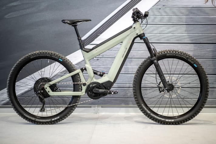   Riese und Müller has also equipped its Superdelight Mountain dual-battery bike with the new Bosch drive. However, only Powertube batteries with 500 watt hours fit in the frame. Maximum on-board capacity: 1000 Wh. Suspension travel: 150/140 millimetres. From 7199 euros.