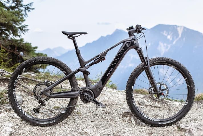   Die gesamte E-MTB-Palette von Rotwild kommt 2020 in neuem Glanz. <a href="e_mtb/e_mtb_news_neuheiten/e-mtb-neuheiten-rotwild-rx-750-ultra/a41167.html"  rel="noopener noreferrer">Das R.X750 haben wir bereits ausführlich vorgestellt.</a>  Auf der Eurobike zeigte Rotwild auch den sportlichen Edel-Tourer R.C750: Vollcarbonrahmen, Brose S Mag, 750 Wattstunden, am Topmodell ist ein DT-Swiss-Fahrwerk verbaut.