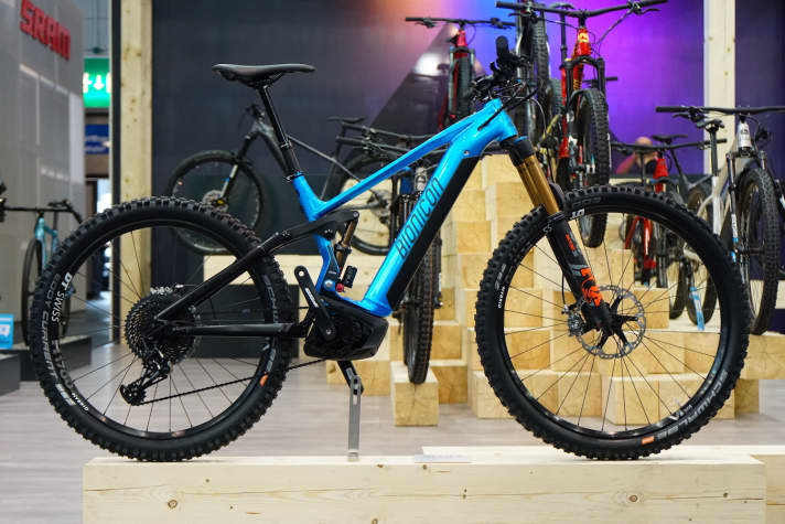   The Bavarian manufacturer Bionicon surprises with several Bosch e-MTBs at Eurobike. The Wyatt is an all-mountain fully with 160/150 millimetre travel, a wheel mix of 29 and 27.5 inch wheels and a 625 Powertube battery. It starts at 4599 euros.