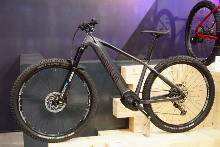   The Bionicon Earp hardtail also comes with the new Bosch drive and Powertube battery. The entry-level model has 500 watt hours and costs 2999 euros.