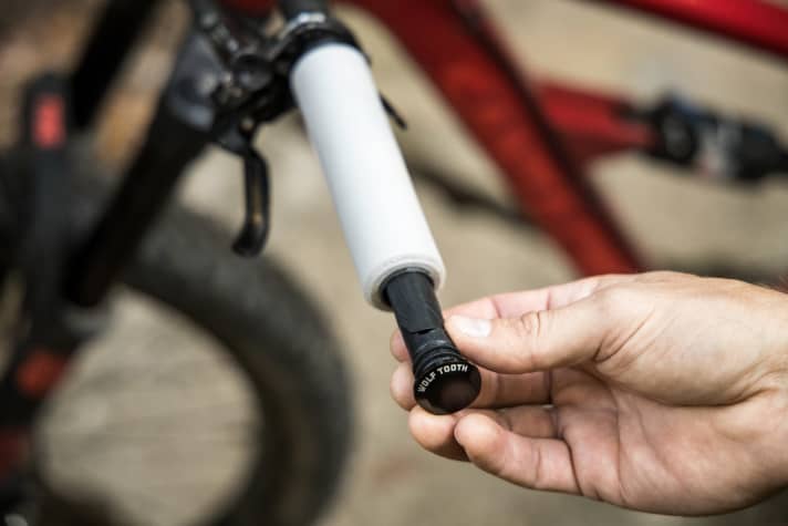   The Wolf-Tooth tool disappears into the handlebars.