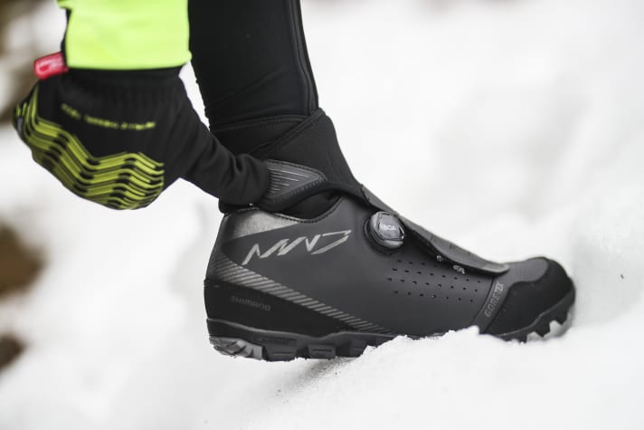 High neoprene shaft, Boa fastener, Gore-Tex membrane: the Shimano MW7 is the top model among the Japanese manufacturer's MTB winter shoes and pulls out all the stops in winter. <a href="clothing/shoes/single-test-2019-mtb-winter-shoes-shimano-sh-mw7/a42403.html" rel="noopener noreferrer">Find out what it has to offer in the short test here.</a>