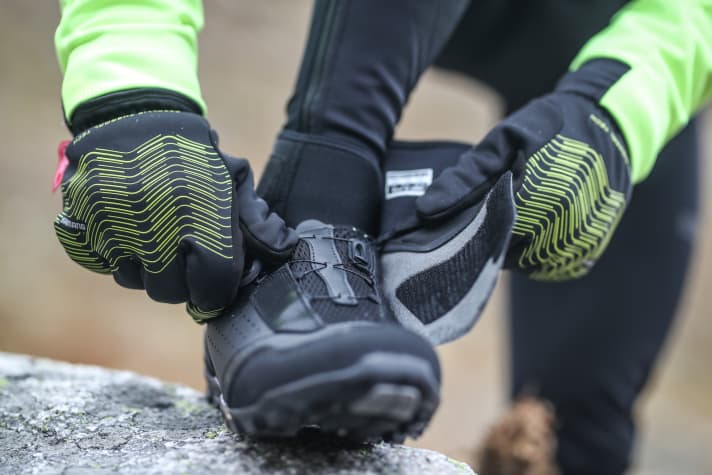 Mit dem Boa-Verschluss lässt sich der Schuh auch mit Handschuhen schnell und fest verschließen. Die Lasche über der Schnürung sorgt für eine bessere Isolierung.