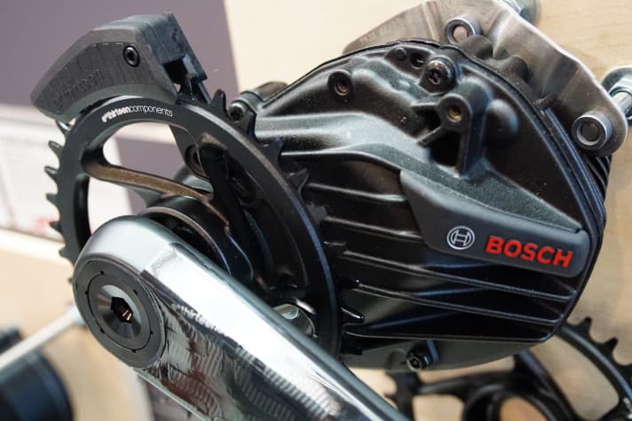   Neue Kettenblätter für Bosch-, Shimano- und Brose-Antriebe gibt´s von e-thirteen. Das Besondere ist der Flansch, der den Übergang von Kurbelwelle zur Kurbel optisch schicker gestalten soll. Größen: 34, 36 und 38 Zähne.