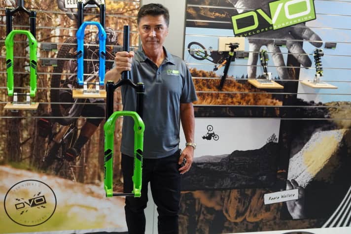   Longer bushings for better durability, a stiffer fork crown and adapted compression damping: DVO is tuning its Diamond and Onyx forks in a special E-MTB version with these details. The difference in weight should be kept within limits at around 50 grams.