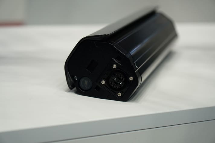   BMZ claims to have found the optimum ratio between dimensions and capacity with its new Intube battery. The size corresponds almost exactly to a Bosch Powertube 625, but the V10 is said to have 725 watt hours. With a 10 ampere charger, the battery should be fully charged in just over two hours.