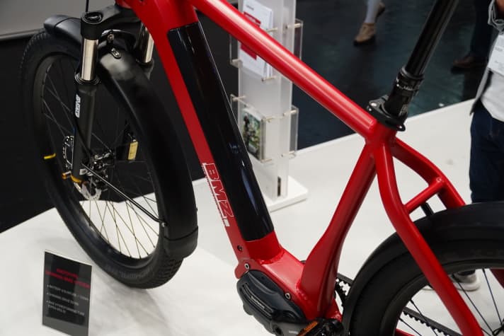   The asymmetrical shape of the BMZ Intube battery, which enables cable routing without a separate cable duct, should make very slim down tubes possible. This exhibition bike at the trade fair actually had a very thin down tube.