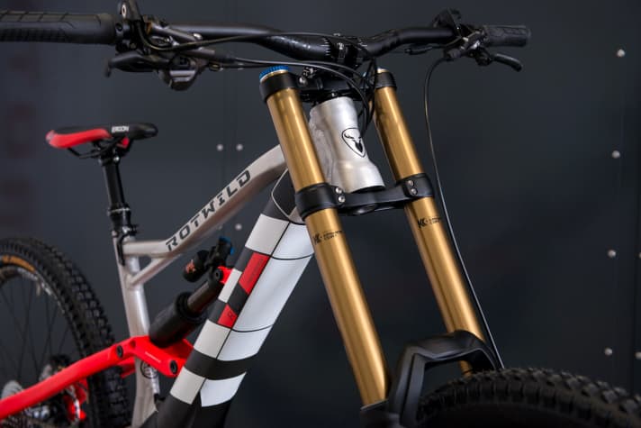   The more expensive Evo model comes with a Fox 40, the cheaper Pro version with a Fox 36 suspension fork.