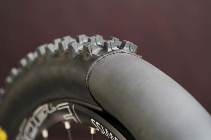   Almost the entire casing is filled with Mr Wolf Banger. The air content in the tyre is reduced by 95 percent.