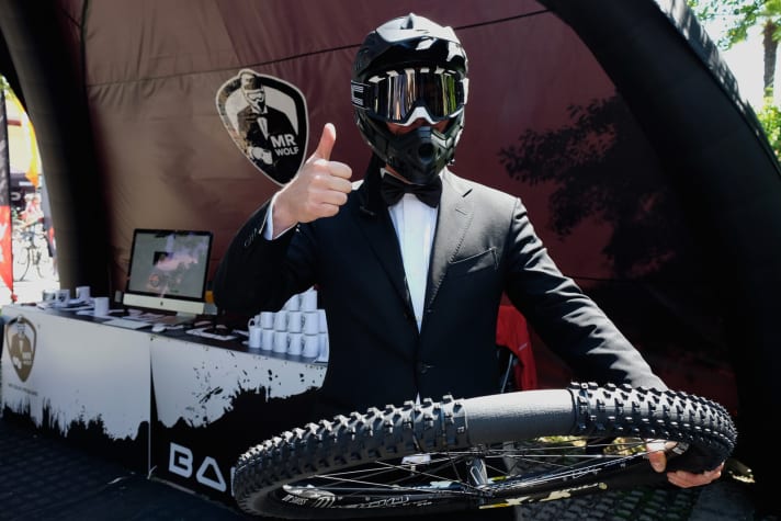   Strong appearance: The gentlemen from Mr Wolf presented themselves in fine threads at the BIKE Festival in Riva. Motto: We slove problems! The inspiration came from Quentin Tarantino's film Pulp Fiction.