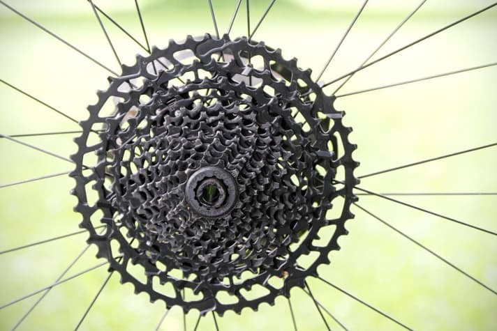  Für die Sram NX Eagle-Kassette benötigt man keinen speziellen XD-Freilauf. Die Abstufung liegt bei 11-50 Zähnen, die Übersetzungsbandbreite beträgt 455 Prozent.