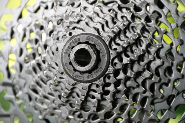   After 500 kilometres: The NX Eagle cassette shows only slight signs of wear on the black surface coating. The cassette sits on a "simple" freehub with Shimano standard.