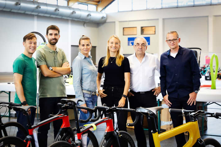 Die Eurobike Award-Jury:(v. l. n. r.): Joel Natale (Einkaufsleiter Fahrräder und Eigenmarken Evans Cycles, Großbritannien), Fran García (Direktor TopBici.es, Spanien), Julia Milan (Freie Journalistin, Texterin, Projektkoordination E-BIKE – Das Pedelecmagazin, Deutschland), Anna Luten (New York City Bicycle Mayor, Niederlande), Ernst Brust (Geschäftsführer velotech.de GmbH, Deutschland), Tomas Fiegl (Dipl. Designer / Mitbegründer und Geschäftsführer Artefakt, Deutschland).