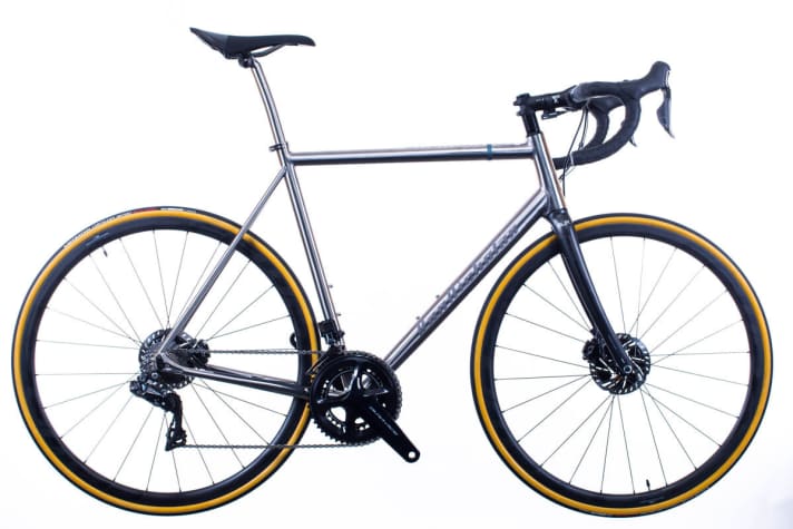 <a href="http://www.vannicholas.com/road-bikes/skeiron" target="_blank" rel="noopener noreferrer nofollow">Van Nicholas Skeiron</a> - Gold Award!   On the titanium racer with 12 mm thru-axles, the front brake line runs hidden in the perfectly integrated fork. Cables and lines emerge from a cap underneath the press-fit bottom bracket to the rear wheel. Jury Statement: The market for titanium road bikes is small, but we are particularly impressed by the Skeiron with its classic retro design and the unique integration of the cables in the cockpit and frame. The price-performance ratio is very good for a titanium bike with disc brakes.