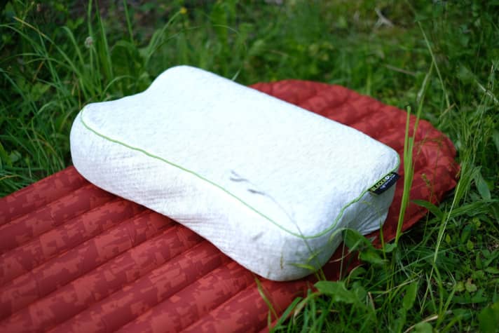   Das Blackroll Recovery Pillow hat zwei unterschiedliche Seiten – eine für Seitenschläfer und eine für Rückenschläfer.