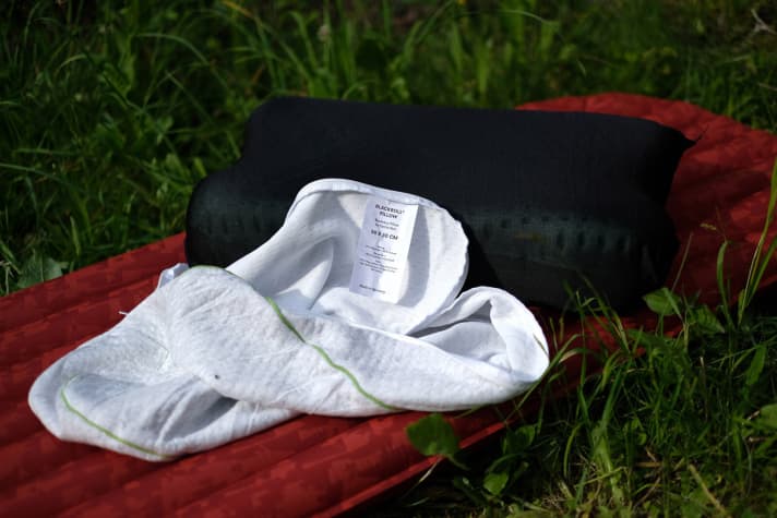   The light-coloured cover made of a polyester-viscose mix is washable at 40 degrees.