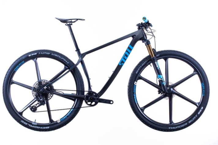 <a href="http://www.stoll-bikes.ch/" target="_blank" rel="noopener noreferrer nofollow">Stoll</a>  Bike R1   Die Schweizer Firma hat viel Weltcup-Erfahrung im Engineering. Die Würzburger von <a href="hintergruende/typen_portraet/bike-besucht-bike-ahead-composites/a34779.html"  rel="noopener noreferrer">Bike Ahead Composites</a>  bauen die Laufräder und den ultra-leichten Rahmen mit funktionellen Details: die Verjüngung der Kettenstrebe und die Vorbiegung der Sitzstrebe garantieren maximale Traktion am Hinterrad.  Jury Statement: Dieses Hardtail setzt eine neue Benchmark im Sinne von Steifigkeit und Gewicht. Der Rahmen wiegt gerade 850 Gramm. Auch das Design mit komplett innen verlegten Kabeln gefällt uns.