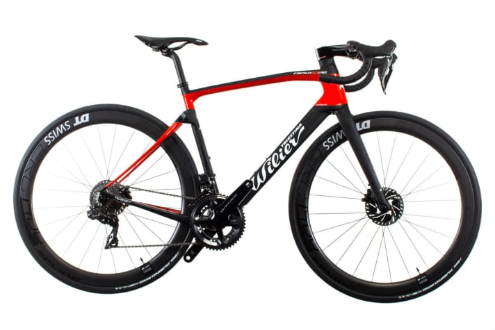 <a href="http://www.wilier.com/" target="_blank" rel="noopener noreferrer nofollow">Willier</a> Cento10NDR comfort racers are in vogue. Willier also caters to this trend and gives the customer the choice of brakes.   Jury statement: We think a frame that is compatible with both disc and rim brakes is a good idea, and in the case of the Cento10NDR it has been implemented convincingly. The damping elements in the rear also convinced us in the practical test.