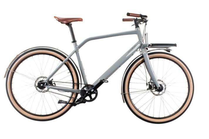 <a href="http://www.schindelhauerbikes.com/" target="_blank" rel="noopener noreferrer nofollow">Schindelhauer</a> Gustav The city bike with comfortable 27.5-inch wheels and low-maintenance belt drive takes plenty of luggage at the front. And can be easily shouldered thanks to the large frame opening.  Jury statement: The Gustav is an all-round successful overall package, especially from a design point of view. We were also impressed by the colour scheme. The well-integrated luggage rack solution at the front is new.