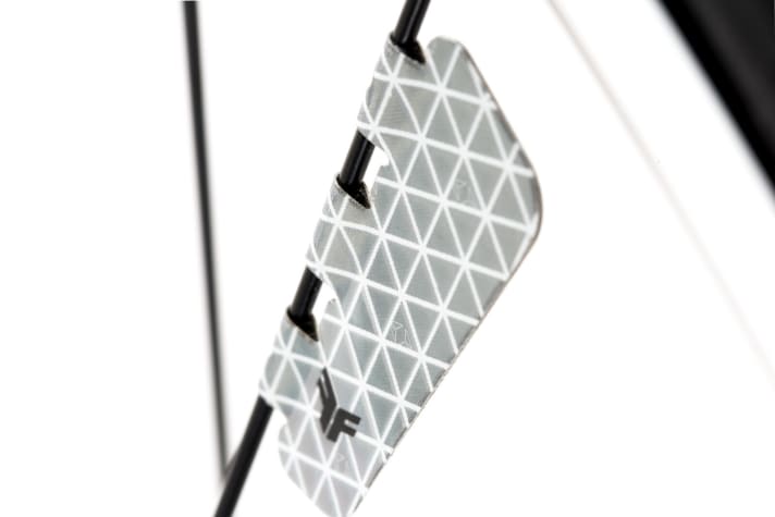 <a href="http://www.flectr.bike/" target="_blank" rel="noopener noreferrer nofollow">Flectr</a> Zero The ultra-lightweight <a href="mtb_news/teile_zubehoer/speichenreflektoren-fuer-sportliche-fahrraeder/a35125.html" rel="noopener noreferrer">Flectr reflectors</a> fit on any bike and also save around 90% plastic waste compared to conventional spoke reflectors.  Jury statement: Products that ensure greater visibility are always in demand. This stylish solution has a pleasant lighting effect and is not only lightweight, but also effective, durable, simple and affordable.