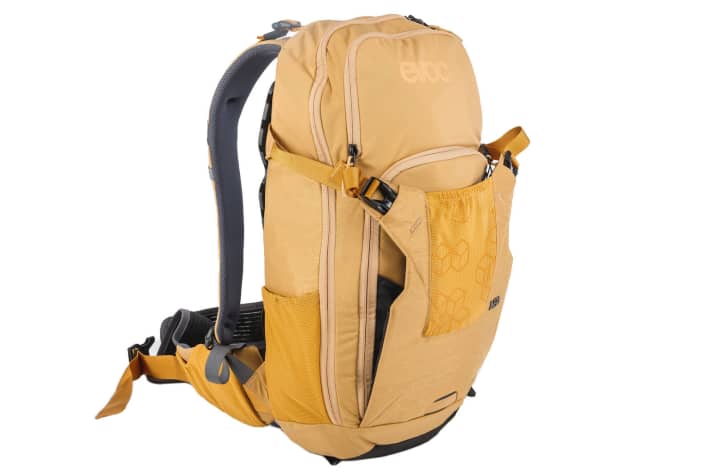 AWARD WINNER - NEO  Hersteller: EVOC - Jury Statement: Dieser schön gestaltete Rucksack verfügt über einen belüfteten Rückenprotektor. Der Neo bietet gute Unterstützung im Hüftbereich und trägt sich beim Radfahren sehr angenehm, wenn er beladen ist.