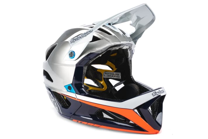 GOLD AWARD WINNER - STAGE helmet   Hersteller: TROY LEE DESIGNS - Troy Lee Designs zählt als Ausrüster in der Action-Sport-Szene seit Jahrzehnten zu den begehrtesten Marken. Mit dem neuen Full-Face-Helm Stage, der mit niedrigem Gewicht und zahlreichen Sicherheitsdetails aufwartet, unterstreicht die Marke aus Kalifornien ihren hohen Anspruch.   Statement der Eurobike Award Jury: "Das sehr geringe Gewicht dieses aus einem Stück geformten Integralhelms macht ihn preiswürdig. Die gute Belüftung am Kinnschutz hat uns zudem besonders beeindruckt."