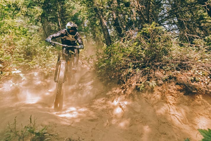   Wenn es auf Kontrolle ankommt, will der Specialized Eliminator überzeugen – wie hier, im Feinstaub.