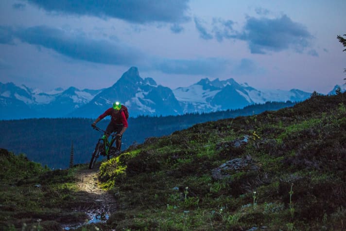   Verlängerung: Mit der Helmlampe ist auch nach   Sonnenuntergang noch lange nicht Schluss.