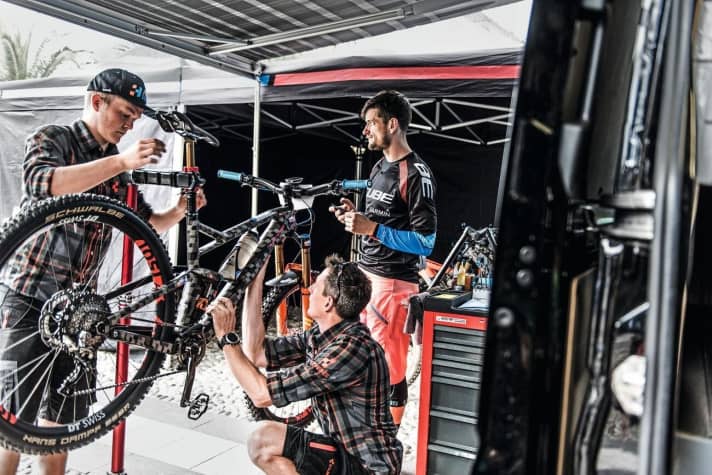   Bereits vergangenes Jahr beim EWS-Rennen in Finale Ligure wurde der Prototyp des neuen Stereo 150 zum ertsen Mal gesehen. Damals noch abgeklebt, aber wohl schon mit der finalen Geometrie.